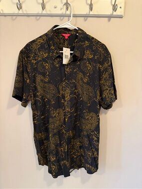 GUESS Men’s Black Short-Sleeve Button-Down Shirt with Gold Paisley Print